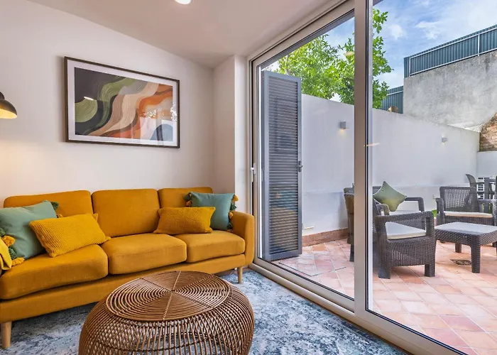 Lägenhet Sunny Garden 2bdr By Lovelystay *